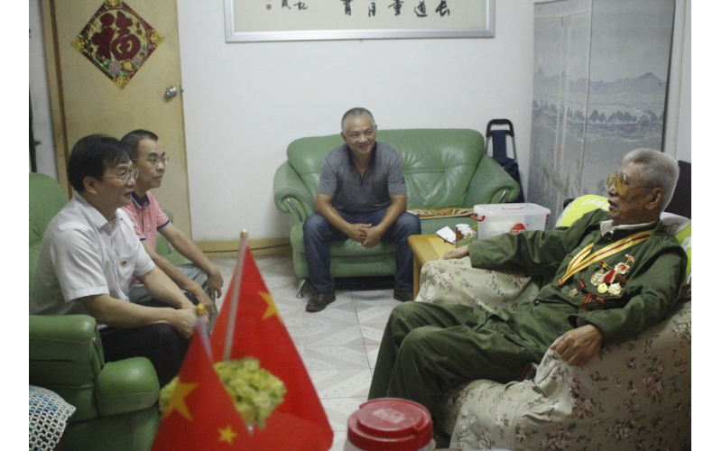 联合资产党委开展庆祝“新中国成立70周年”走访慰问老干部、老党员活动