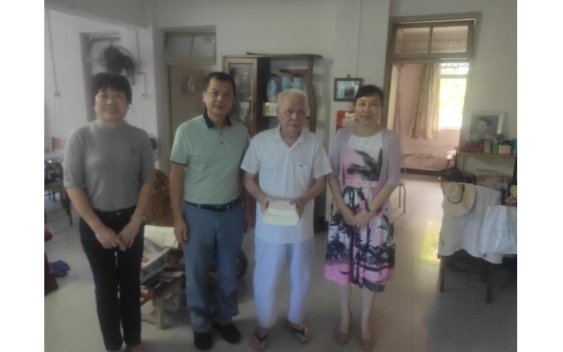海南省人民政府机关服务总公司党总支开展“学党史 感党恩 上门向老干部赠书”活动