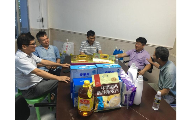 扶贫党支部开展“七一”走访慰问活动